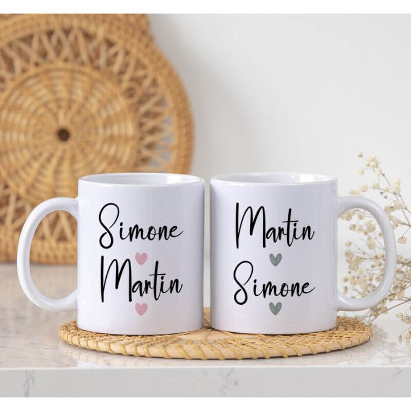 Beide Tassen stehen auf einem Untersetzer aus Holz.