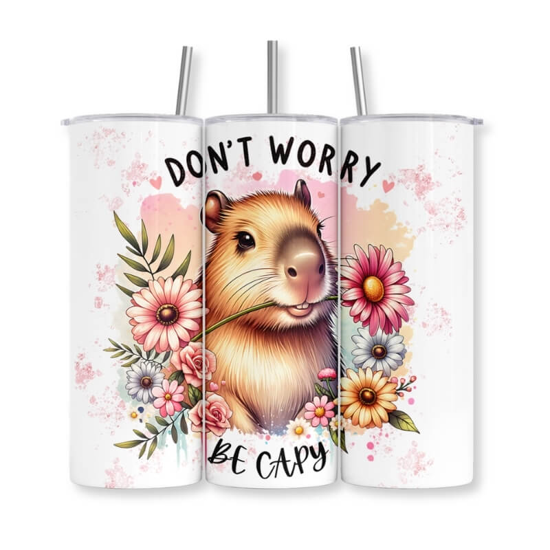 Weißer Edelstahl-Thermobecher mit Capybara-Motiv und Blumen, Aufdruck „Don't Worry Be Capy", mit Strohhalm, von Majas Geschenkewelt