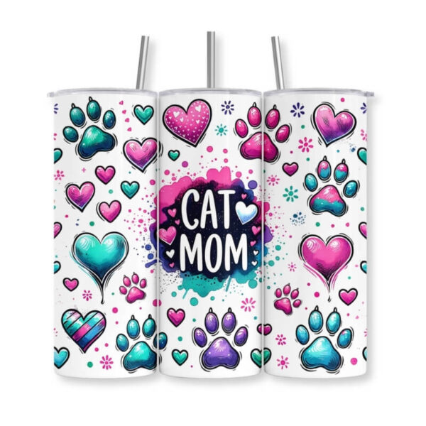 Cat Mom Thermobecher aus Edelstahl von Majas Geschenkewelt – schlanker Tumbler mit buntem Sublimationsdruck: Katzenpfoten und Herzen in Pink, Türkis und Lila, mittig der Schriftzug „Cat Mom" – Geschenk für Katzenliebhaber