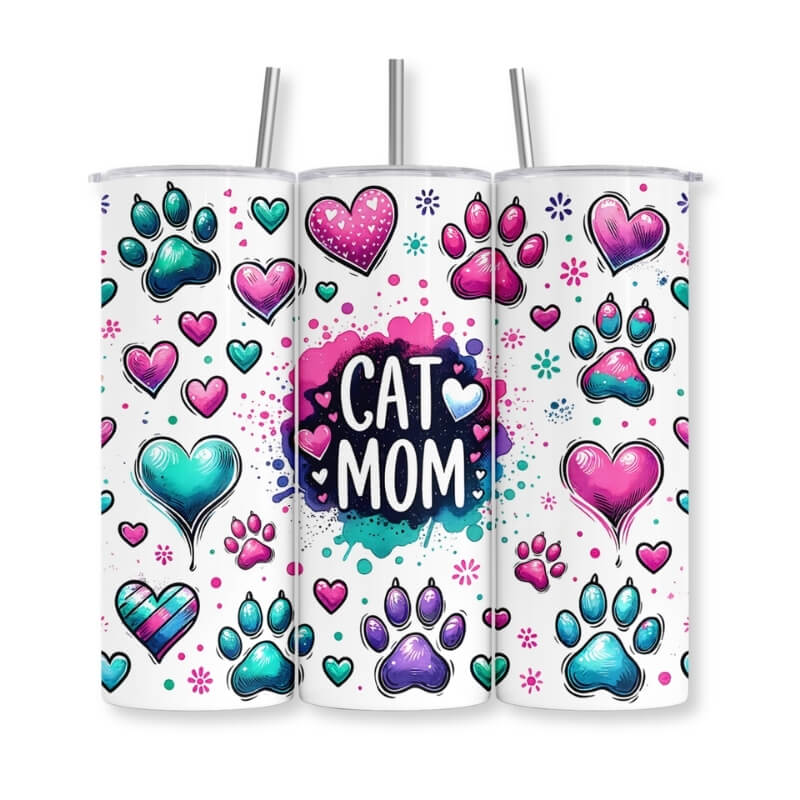 Cat Mom Thermobecher aus Edelstahl von Majas Geschenkewelt – schlanker Tumbler mit buntem Sublimationsdruck: Katzenpfoten und Herzen in Pink, Türkis und Lila, mittig der Schriftzug „Cat Mom" – Geschenk für Katzenliebhaber