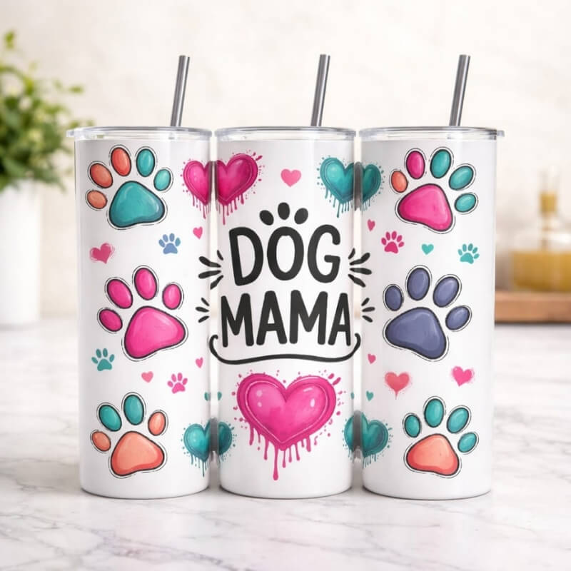 „Dog Mama" Thermobecher aus Edelstahl mit bunten Hundepfoten und Herzen im Aquarell-Stil, auf Marmoroberfläche – personalisiertes Hundeliebhaber-Geschenk aus der Manufaktur im bergischen Rhein-Sieg-Kreis