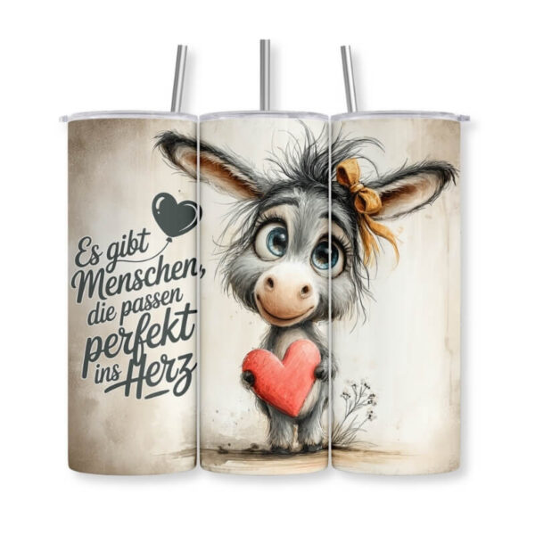 Thermobecher mit Edelstahlstrohhalm, drei Ansichten auf weißem Hintergrund – mit süßem Esel-Motiv und Spruch „Es gibt Menschen, die passen perfekt ins Herz"