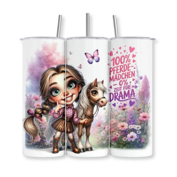 Edelstahl-Thermoflasche mit Sublimationsdruck, drei Ansichten freigestellt: Motiv zeigt ein niedliches Cartoon-Mädchen mit Zopf und Cowboystiefeln neben einem Pony, umgeben von Wildblumen und Schmetterlingen in Rosa und Lila, Aufschrift „100% Pferde-Mädchen 0% Zeit für Drama" – Geschenk für Pferdemädchen von Majas Geschenkewelt