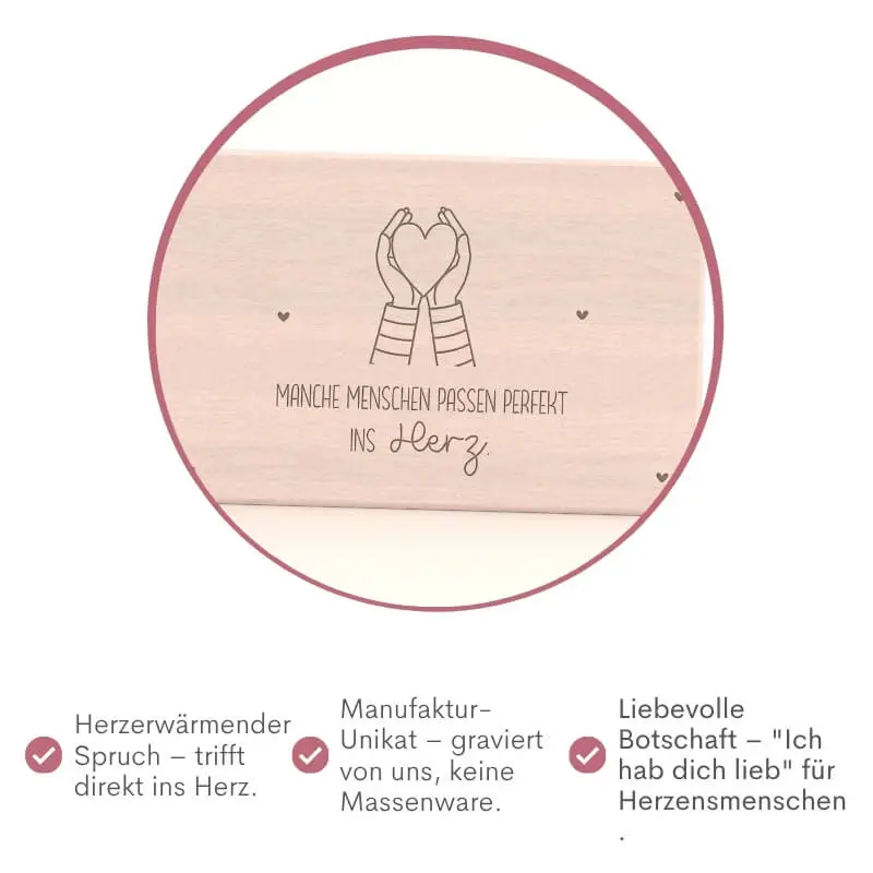 Nahaufnahme der Gravur auf dem Frühstücksbrettchen mit zwei Händen, die ein Herz formen, und dem Schriftzug „Manche Menschen passen perfekt ins Herz", darunter Hinweise auf Spruch, Manufaktur-Unikat und persönliche Botschaft