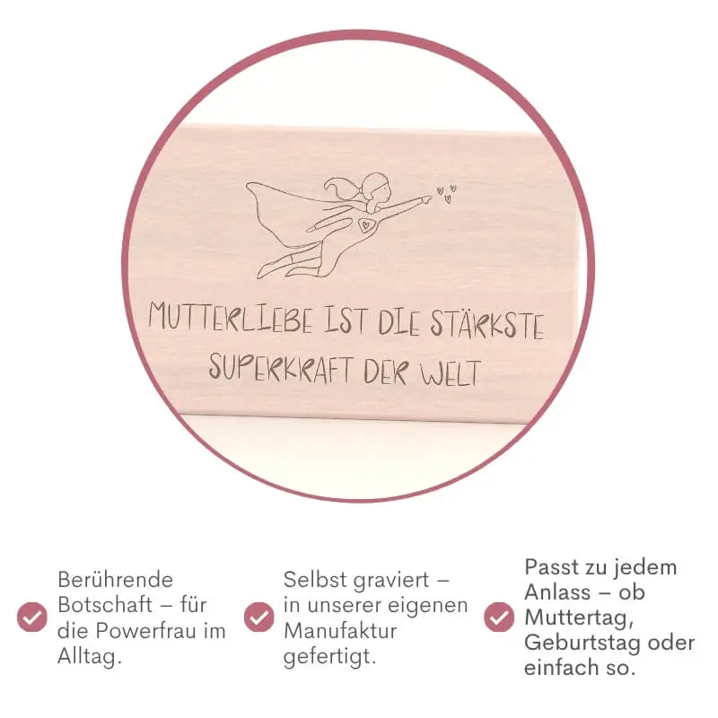 Nahaufnahme der Gravur am Frühstücksbrettchen „Mutterliebe": berührende Botschaft für die Powerfrau im Alltag, selbst graviert in unserer eigenen Manufaktur, passt zu jedem Anlass – ob Muttertag, Geburtstag oder einfach so