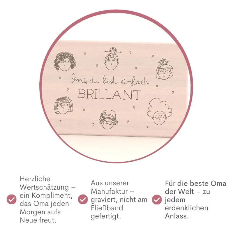 Nahaufnahme der Gravur auf dem Frühstücksbrettchen „Omi, du bist einfach brillant" mit drei Vorteils-Hinweisen: herzliche Wertschätzung als tägliches Kompliment für Oma, Gravur aus der eigenen Manufaktur statt Fließbandfertigung, passend zu jedem Anlass